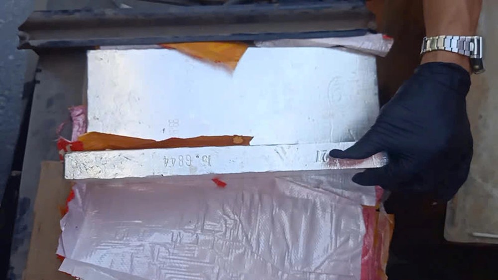 Tịch thu 235kg bạc tinh khiết giấu trong xe đầu kéo để tuồn lậu qua biên giới: Một người Trung Quốc bị bắt, triệu tập 5 người Việt liên quan - ảnh 3