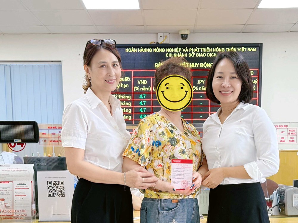 Chị D. đến ngân hàng rút sạch tiền tiết kiệm, nhân viên Agribank lập tức ngăn lại rồi trình báo công an - ảnh 1