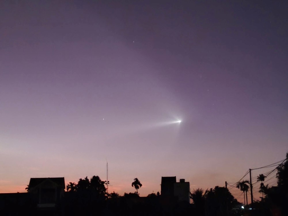 Xuất hiện vệt sáng kỳ lạ trên bầu trời Việt Nam từ vụ phóng tàu vũ trụ của Trung Quốc - ảnh 2