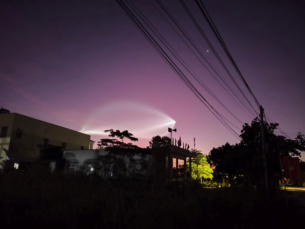 Xuất hiện vệt sáng kỳ lạ trên bầu trời Việt Nam từ vụ phóng tàu vũ trụ của Trung Quốc - ảnh 1