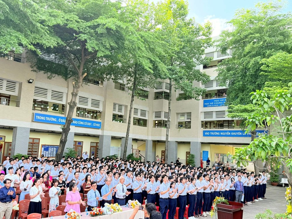 Tìm ra ngôi trường lập kỳ tích 'ẵm' 51 điểm 10 trong kỳ thi tốt nghiệp THPT 2025, điểm trung bình tổ hợp A00 suýt soát tuyệt đối - ảnh 2