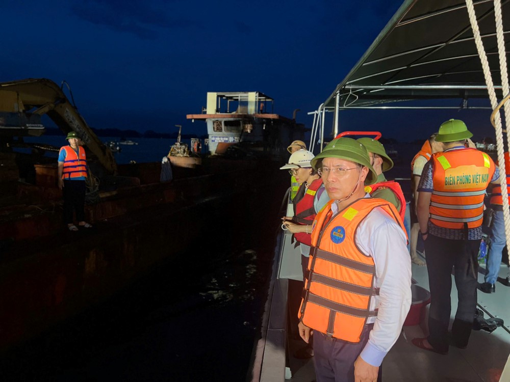 Thủ tướng chỉ đạo khẩn Bộ Quốc phòng, Bộ Công an về vụ lật tàu du lịch chở 53 người ở Quảng Ninh - ảnh 5