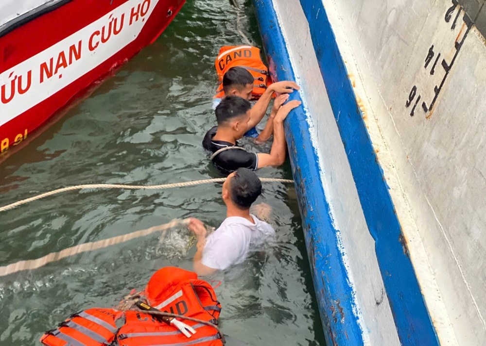 Thủ tướng chỉ đạo khẩn Bộ Quốc phòng, Bộ Công an về vụ lật tàu du lịch chở 53 người ở Quảng Ninh - ảnh 3