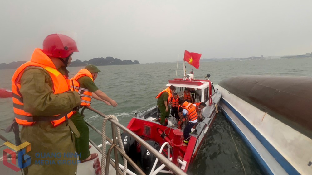 Thủ tướng chỉ đạo khẩn Bộ Quốc phòng, Bộ Công an về vụ lật tàu du lịch chở 53 người ở Quảng Ninh - ảnh 2