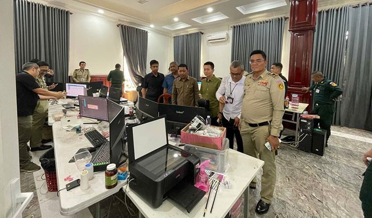 Bắt giữ gần 2.300 người đa quốc gia trong chưa đầy 1 tháng, thu giữ hàng loạt ‘đồng phục cảnh sát', máy tính, điện thoại di động - ảnh 1