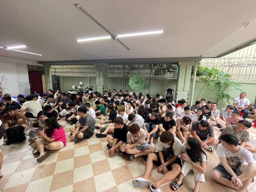 Bắt giữ gần 2.300 người đa quốc gia trong chưa đầy 1 tháng, thu giữ hàng loạt ‘đồng phục cảnh sát', máy tính, điện thoại di động - ảnh 4