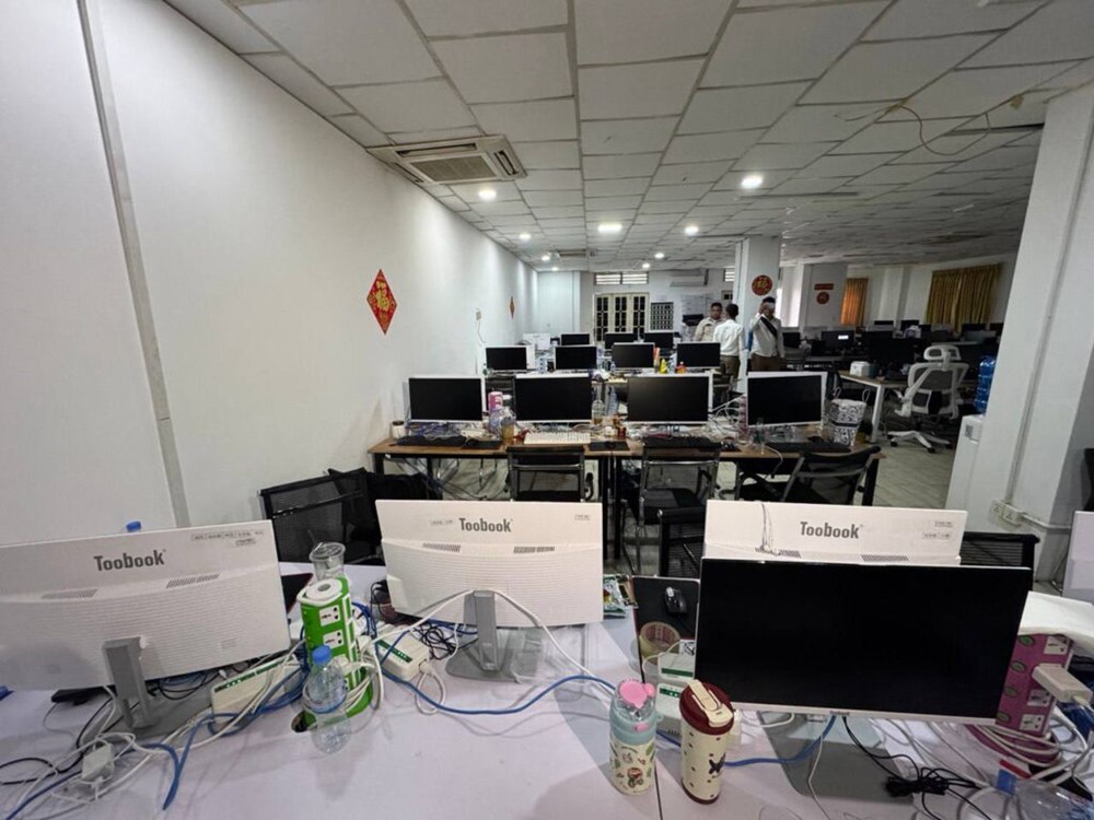 Bắt giữ gần 2.300 người đa quốc gia trong chưa đầy 1 tháng, thu giữ hàng loạt ‘đồng phục cảnh sát', máy tính, điện thoại di động - ảnh 6