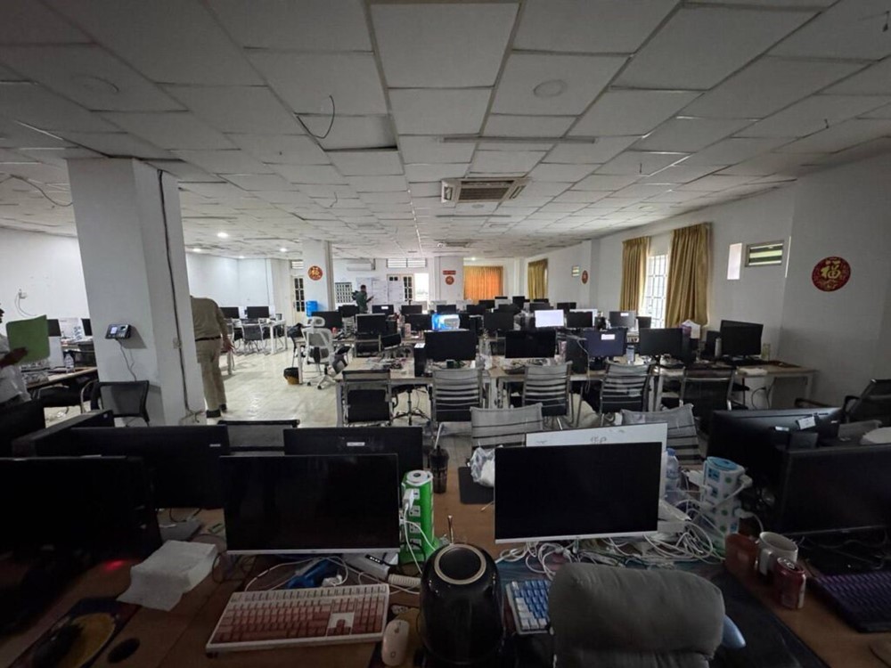 Bắt giữ gần 2.300 người đa quốc gia trong chưa đầy 1 tháng, thu giữ hàng loạt ‘đồng phục cảnh sát', máy tính, điện thoại di động - ảnh 7