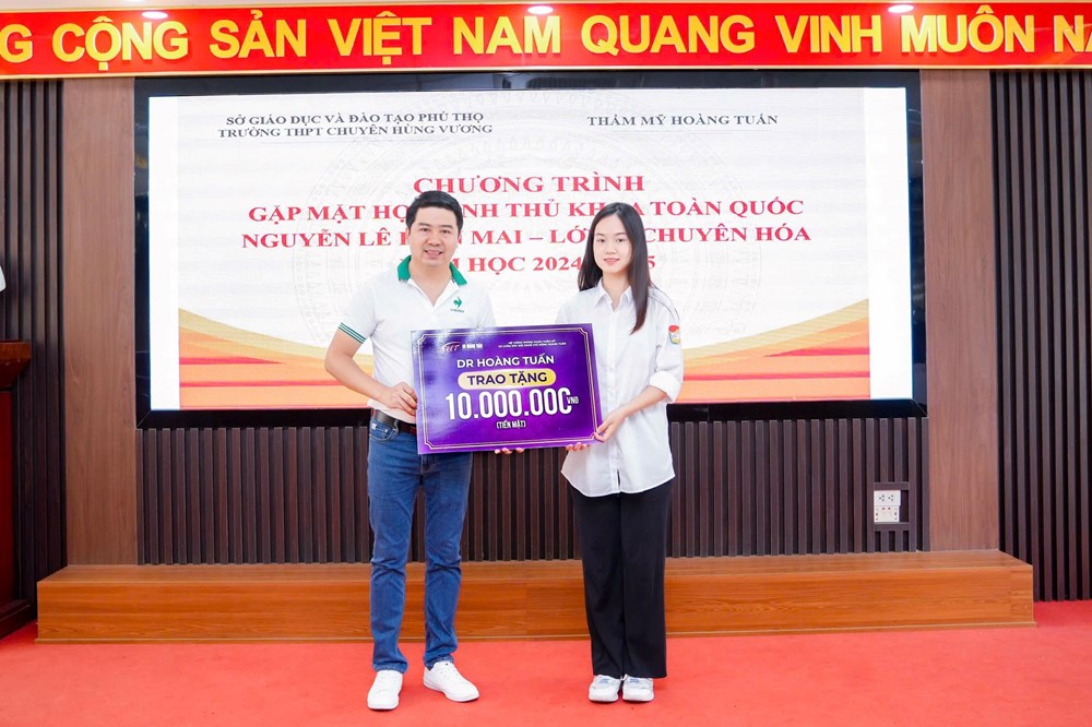 Danh tính Tiến sĩ, bác sĩ tặng món quà 110 triệu đồng cho thủ khoa khối A00 đạt điểm cao nhất Việt Nam - ảnh 1