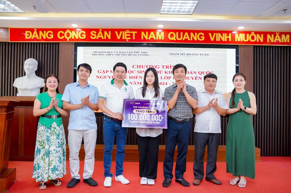 Danh tính Tiến sĩ, bác sĩ tặng món quà 110 triệu đồng cho thủ khoa khối A00 đạt điểm cao nhất Việt Nam - ảnh 2