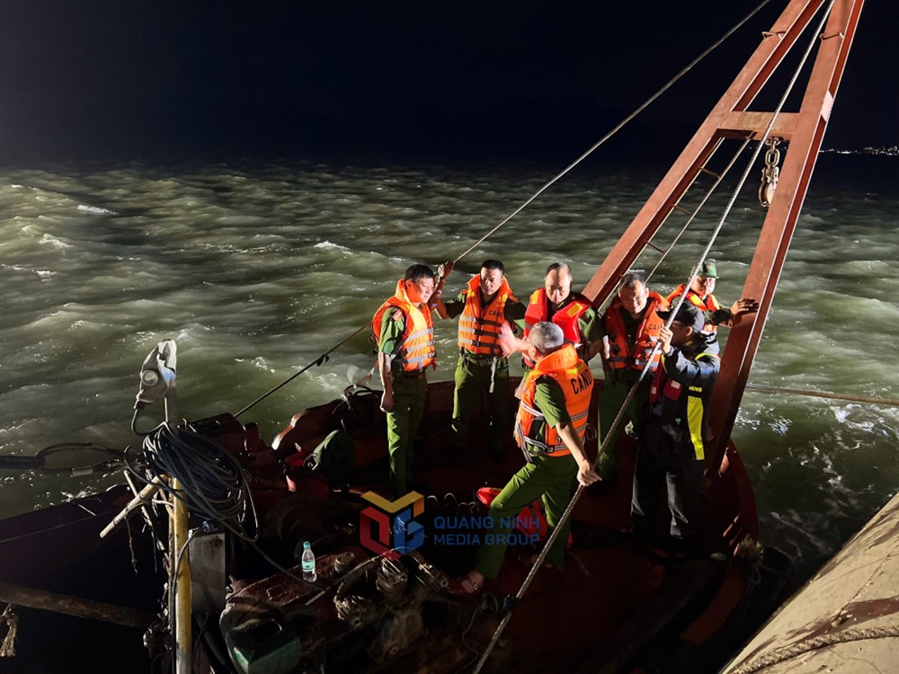 Tin mới về vụ lật tàu du lịch ở Quảng Ninh: Tỉnh định hướng sẽ nhận đỡ đầu những trẻ mồ côi - ảnh 2