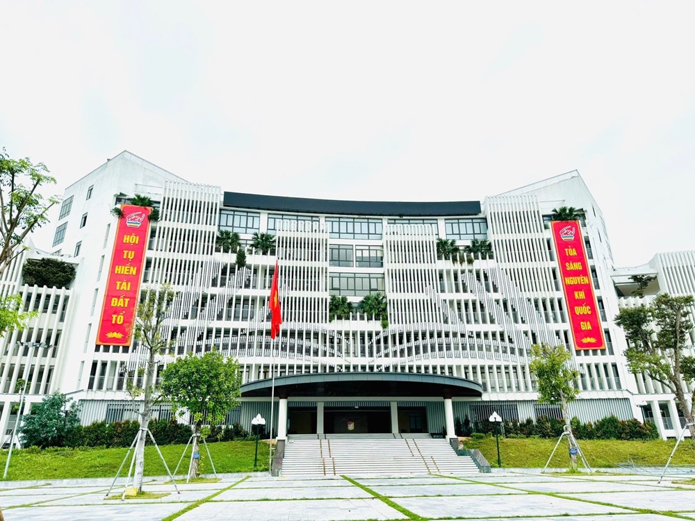 Ngôi trường chuyên 450 tỷ mang tên vua Hùng, đào tạo thủ khoa đạt điểm tuyệt đối 30/30, hơn 1.400 học sinh giỏi quốc gia - ảnh 2