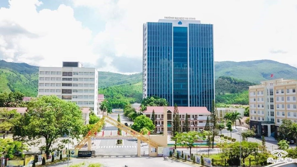 Tin mới vụ lật tàu ở Quảng Ninh: Một trường đại học nhận đỡ đầu học sinh mất 4 người thân  - ảnh 2