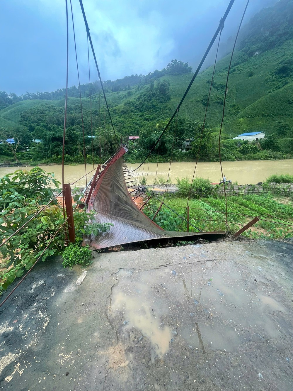 Lật cầu treo, ô tô lao thẳng xuống sông - ảnh 2