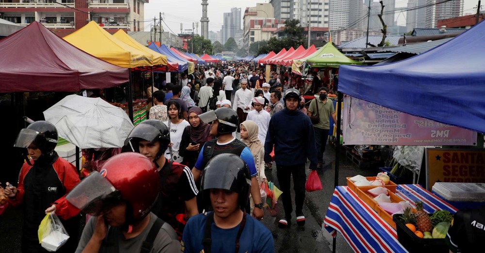 15.000 người đe dọa biểu tình, quốc gia Đông Nam Á buộc phải hứa phát tiền cho toàn bộ công dân trên 18 tuổi, giảm giá xăng về dưới 12.000 đồng/lít - ảnh 1
