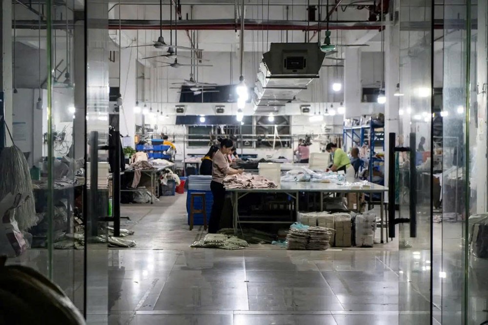 Top 'công xưởng thời trang' toàn cầu: Trung Quốc không còn là 'vua', Việt Nam tiếp tục tiến lên và bất ngờ đến từ Campuchia - ảnh 1