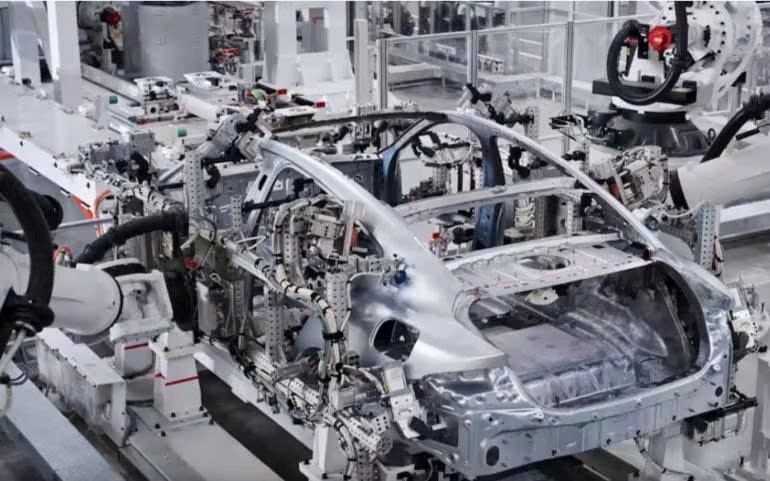 Xiaomi dùng 1.000 robot đối đầu trực diện với Tesla, cứ 76 giây lại lắp ráp xong 1 chiếc ô tô - ảnh 1