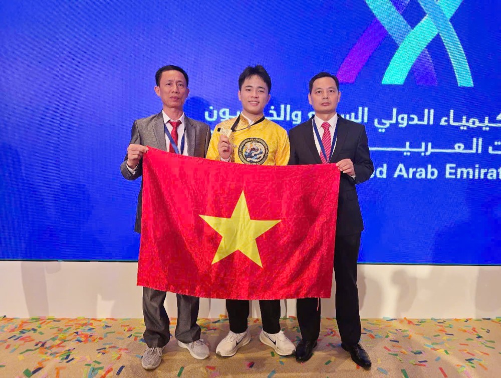 Trường chuyên trăm tỷ ở Việt Nam 3 năm liền có học sinh giành HCV Olympic Hóa học quốc tế, thủ khoa khối A năm 2025 đạt điểm tuyệt đối - ảnh 1