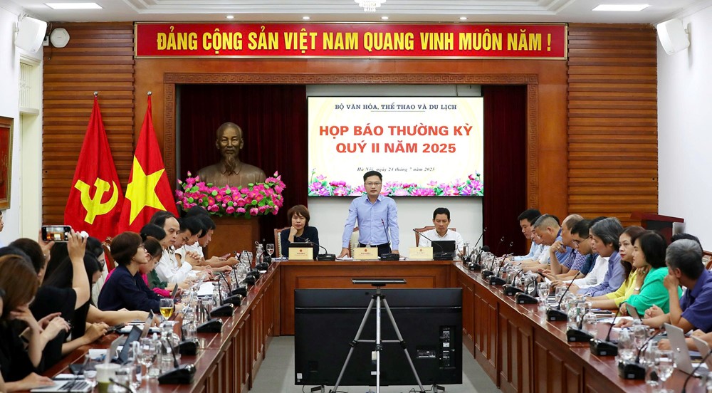 Bộ VHTTDL nói về việc du thuyền bắn pháo hoa sau khi tàu Vịnh Xanh bị lật - ảnh 1
