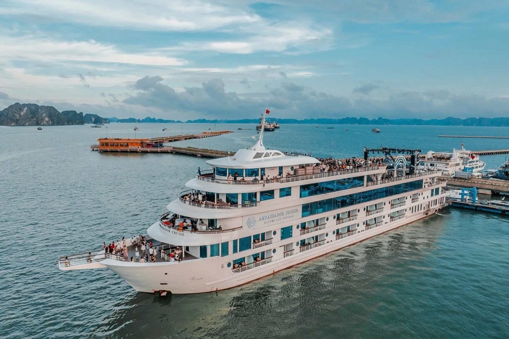 Bộ VHTTDL nói về việc du thuyền bắn pháo hoa sau khi tàu Vịnh Xanh bị lật - ảnh 3