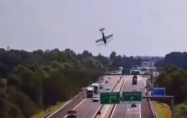 Máy bay đâm thẳng xuống cao tốc, phát nổ dữ dội khiến toàn bộ hành khách trong khoang tử vong - ảnh 1