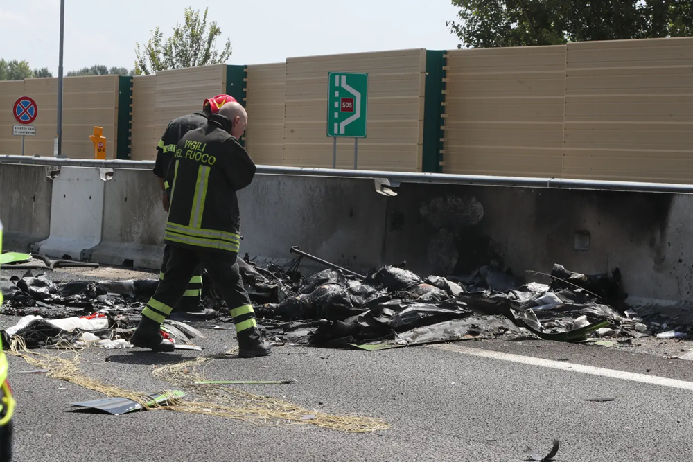 Máy bay đâm thẳng xuống cao tốc, phát nổ dữ dội khiến toàn bộ hành khách trong khoang tử vong - ảnh 2
