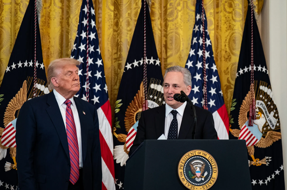 Bỏ kiểm duyệt, dồn tổng lực, siết Trung Quốc: Ông Trump ký loạt sắc lệnh quyết đưa Mỹ dẫn đầu thế giới về AI - ảnh 2