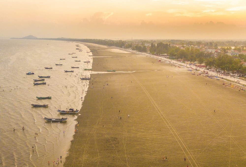Bãi biển giữ kỷ lục dài nhất Việt Nam trải dài hơn 17km, nằm gần biên giới Việt - Trung - ảnh 1