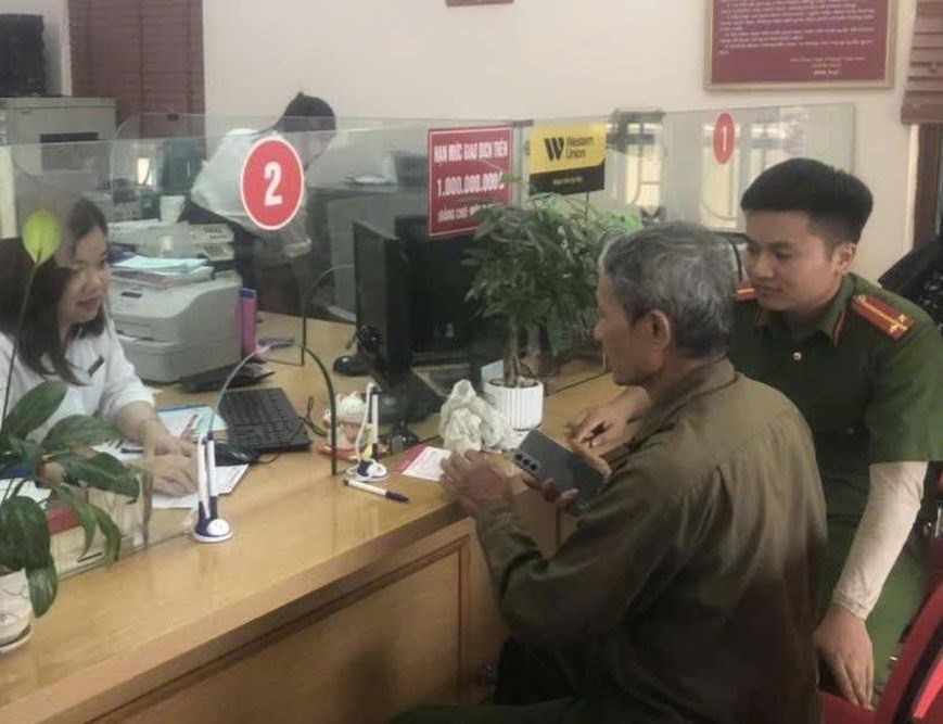 Ông N. rút hết tiền tiết kiệm ở ngân hàng Agribank, nhân viên và công an ngăn lại ngay - ảnh 1