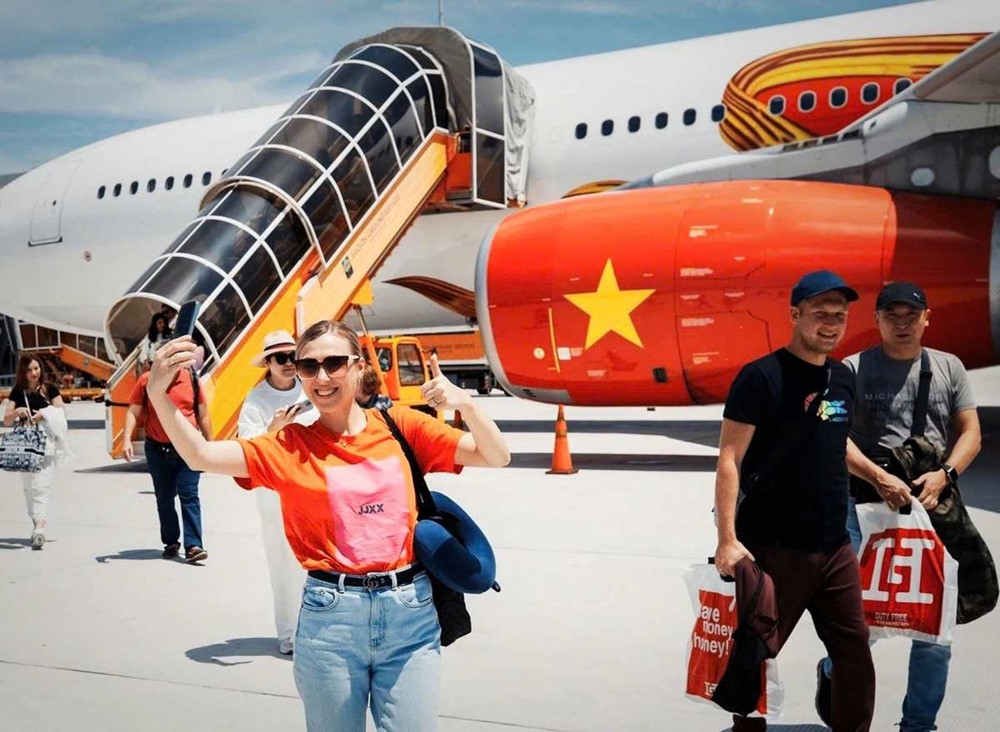 Khách quốc tế 'đổ bộ' Việt Nam bằng đường hàng không, vượt 10 triệu lượt - ảnh 2