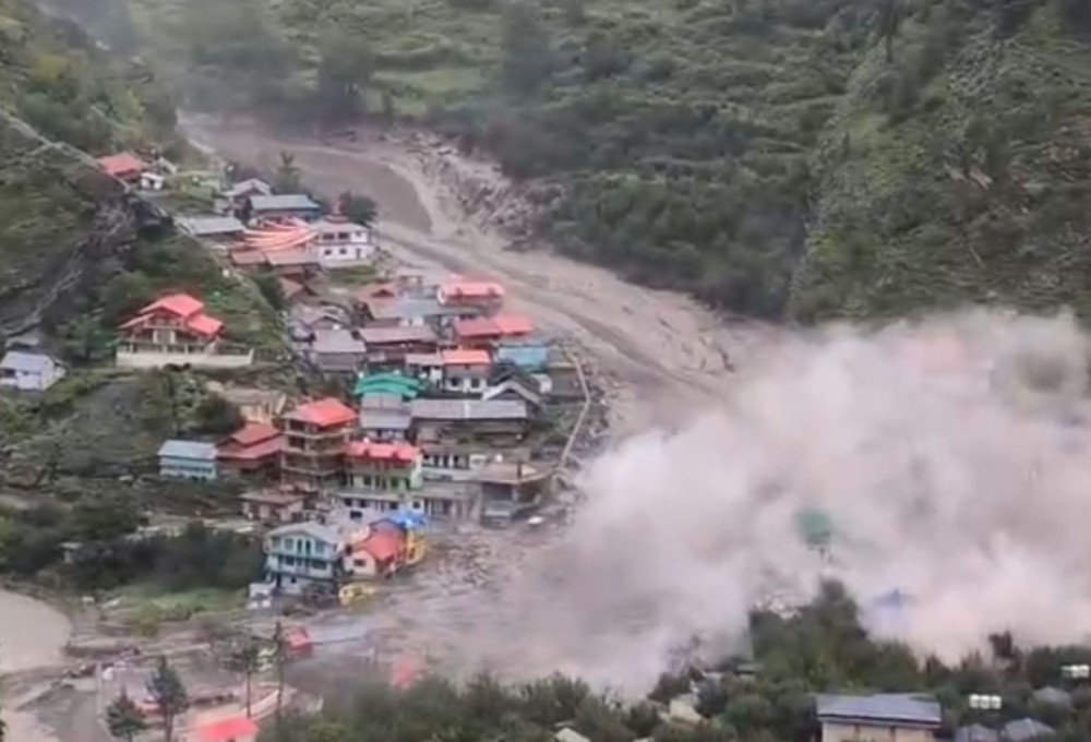 Lũ quét kinh hoàng cuốn phăng thị trấn du lịch nổi tiếng, nhấn chìm nhà cửa, khiến hàng trăm người mất tích - ảnh 1