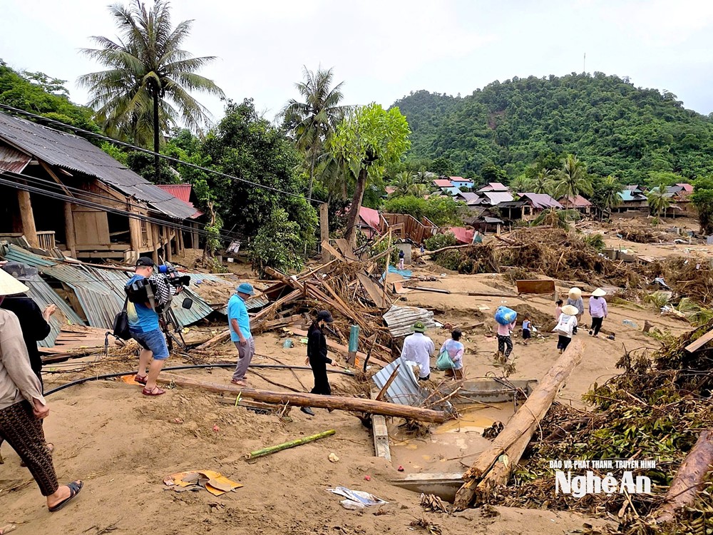 Bộ Công an nhận nhiệm vụ quan trọng, giúp Nghệ An khắc phục hậu quả mưa lũ - ảnh 1