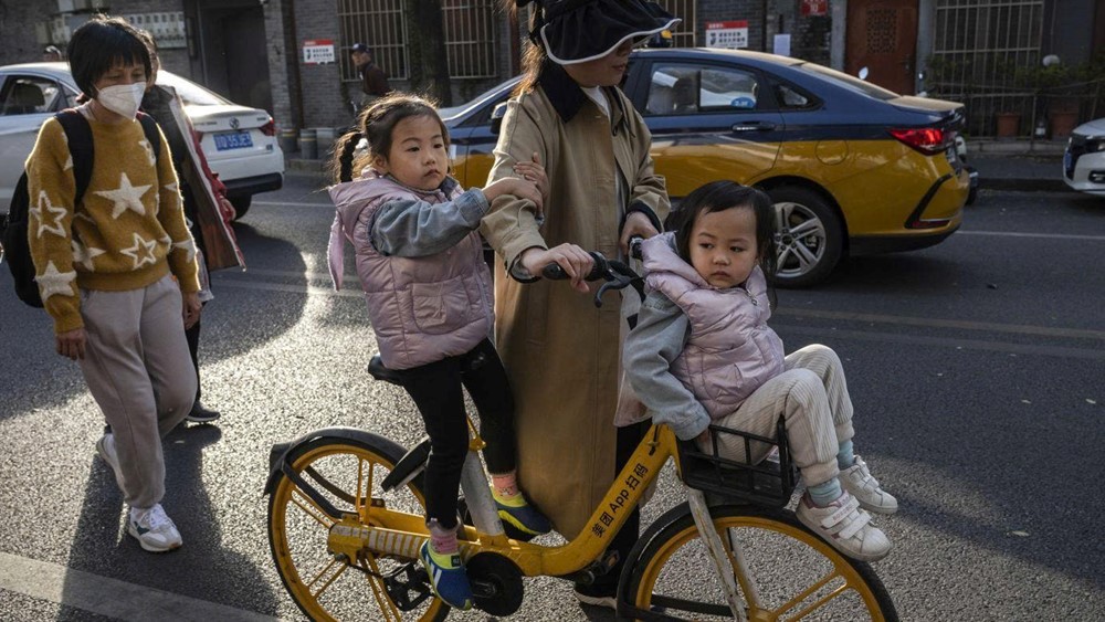 Nền kinh tế thứ 2 thế giới lung lay: Người trẻ không chịu sinh con, chính phủ nỗ lực giải cứu trong vô vọng  - ảnh 2