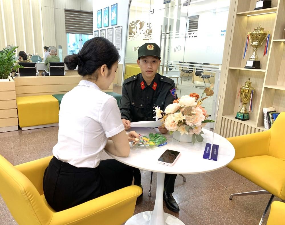 Nhận 30 triệu qua tài khoản, chiến sĩ Cảnh sát cơ động vội đến ngân hàng làm việc - ảnh 2