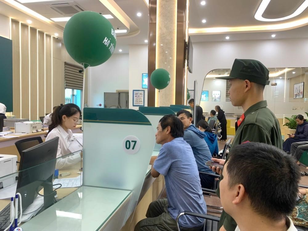 Nhận 30 triệu qua tài khoản, chiến sĩ Cảnh sát cơ động vội đến ngân hàng làm việc - ảnh 1