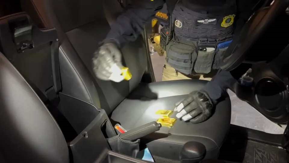 Tịch thu hơn 100 thỏi vàng nguyên khối trong bảng điều khiển ô tô, bắt giữ khẩn cấp một người nổi tiếng trên MXH - ảnh 1