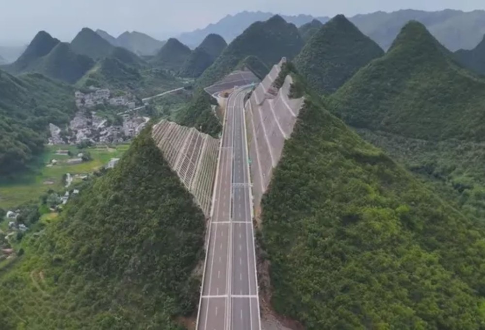 Một cường quốc ‘xẻ đôi’ ngọn núi, xây dựng cao tốc tới cây cầu 8.000 tỷ cao nhất thế giới - ảnh 1