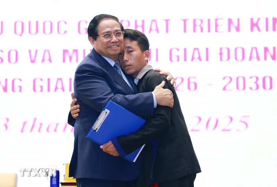 Thủ tướng Phạm Minh Chính động viên trưởng bản ở Điện Biên - ảnh 2