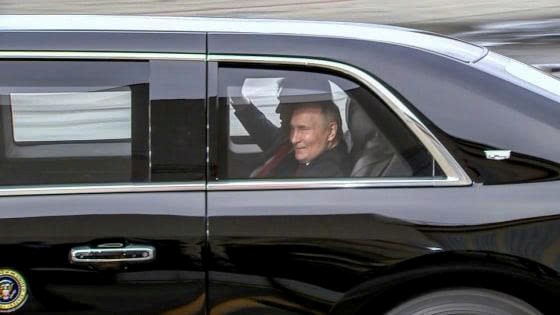 Không phiên dịch, không trợ lý: Ông Trump và ông Putin đã bàn gì trong chiếc xe bọc thép ở Alaska? - ảnh 1