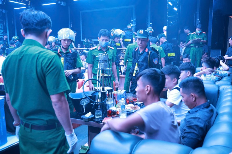 400 cảnh sát đột kích vũ trường, phát hiện 145 người dương tính với ma túy, thu giữ hàng chục bình khí nén - ảnh 2