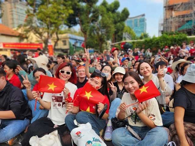 Hà Nội miễn phí bánh, nước, lương khô phục vụ người dân xem diễu binh 2/9 - ảnh 2