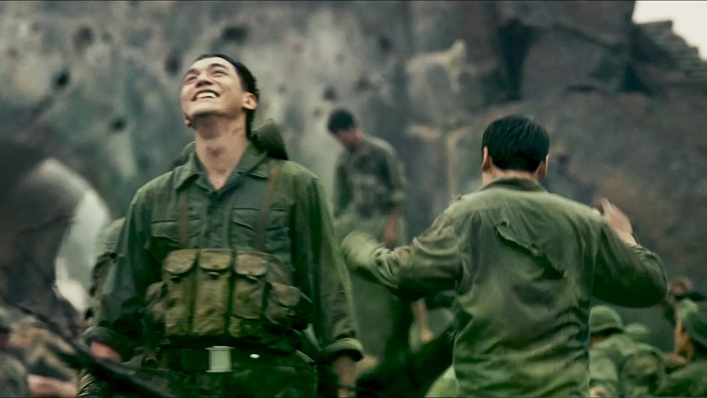 Phim 'Mưa đỏ' đạt doanh thu vượt 100 tỷ đồng sau 3 ngày công chiếu - ảnh 1