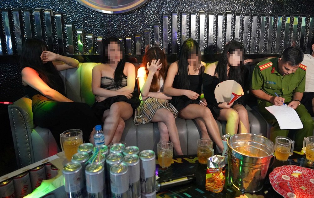 Quán karaoke bí mật xây dãy ký túc xá 'bao nuôi' 38 nhân viên nữ, có người dưới 16 tuổi  - ảnh 1