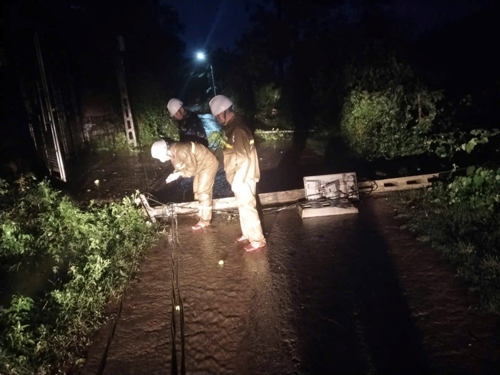 Nghệ An có 2 người bị thương, 2.189 căn nhà hư hỏng, tổng thiệt hại khoảng 850 tỷ đồng do bão số 5 - ảnh 4