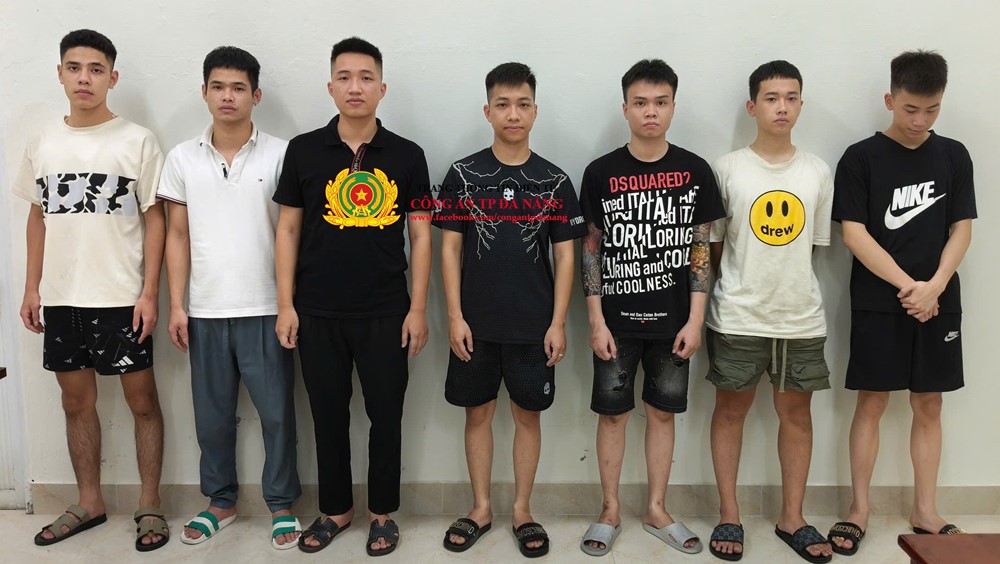 Khởi tố 2 thanh niên điều hành đường dây vay nặng lãi, khiến hàng nghìn điện thoại iPhone bị khóa - ảnh 1