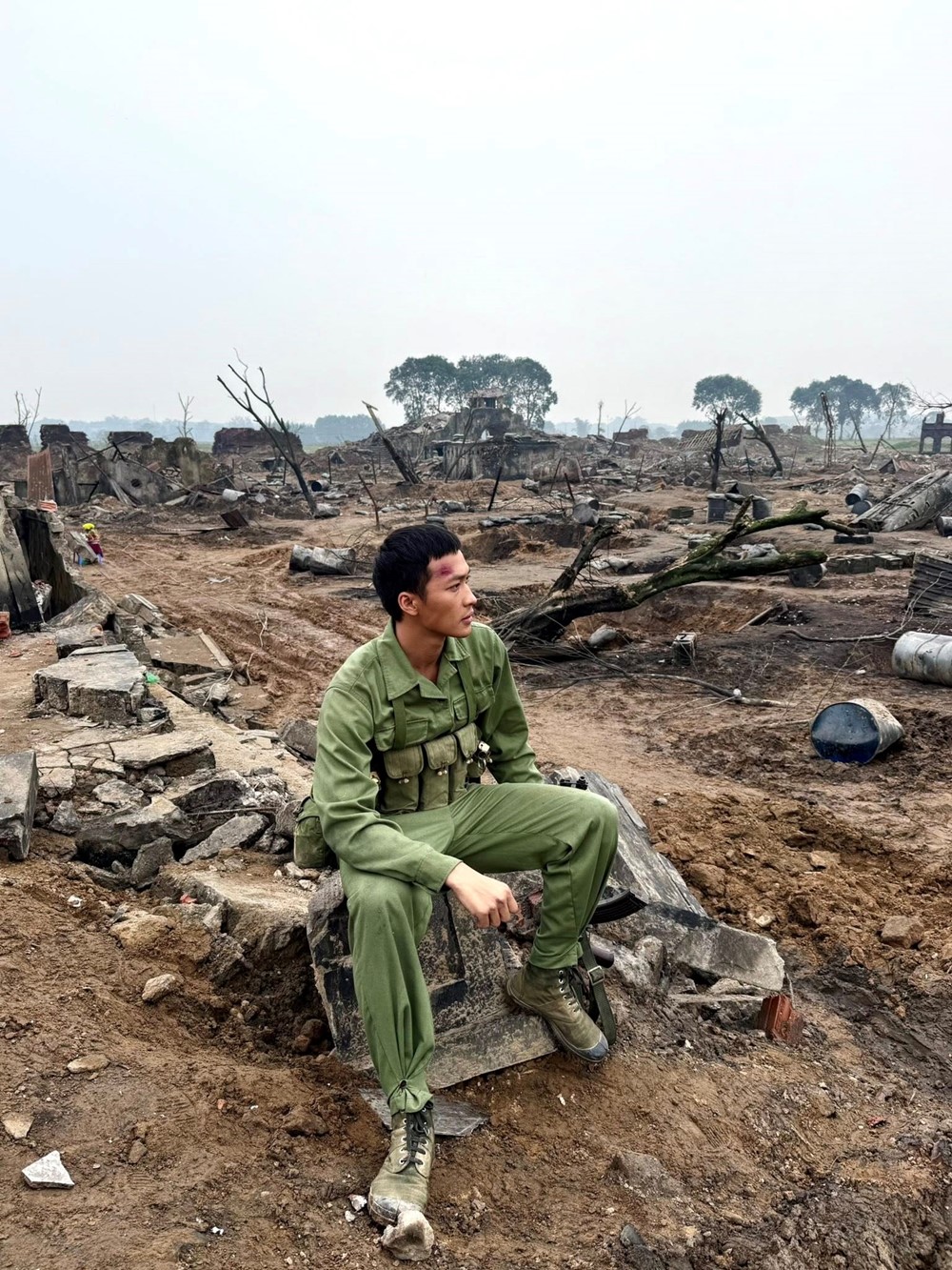 Diễn viên 'Mưa đỏ': Tôi vừa cầm súng, vừa run rẩy khóc  - ảnh 3