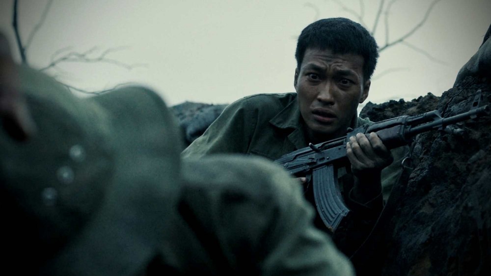Diễn viên 'Mưa đỏ': Tôi vừa cầm súng, vừa run rẩy khóc  - ảnh 5