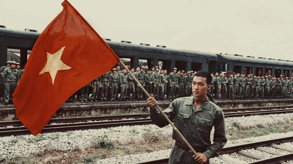 Diễn viên 'Mưa đỏ': Tôi vừa cầm súng, vừa run rẩy khóc  - ảnh 2