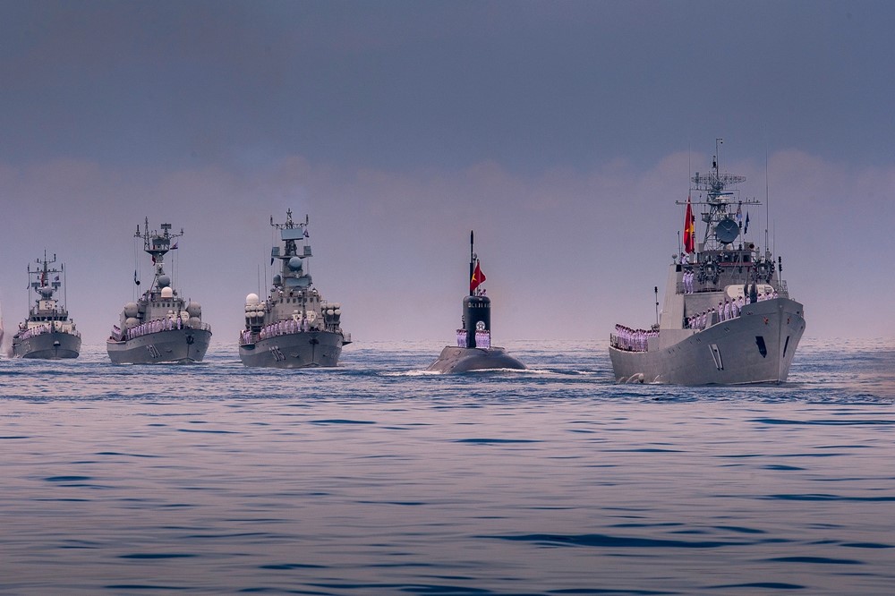 Lần đầu tiên trong lịch sử: Dàn tàu ngầm, tàu hộ vệ tên lửa diễu binh rẽ sóng, xé gió uy nghi trên biển - ảnh 10