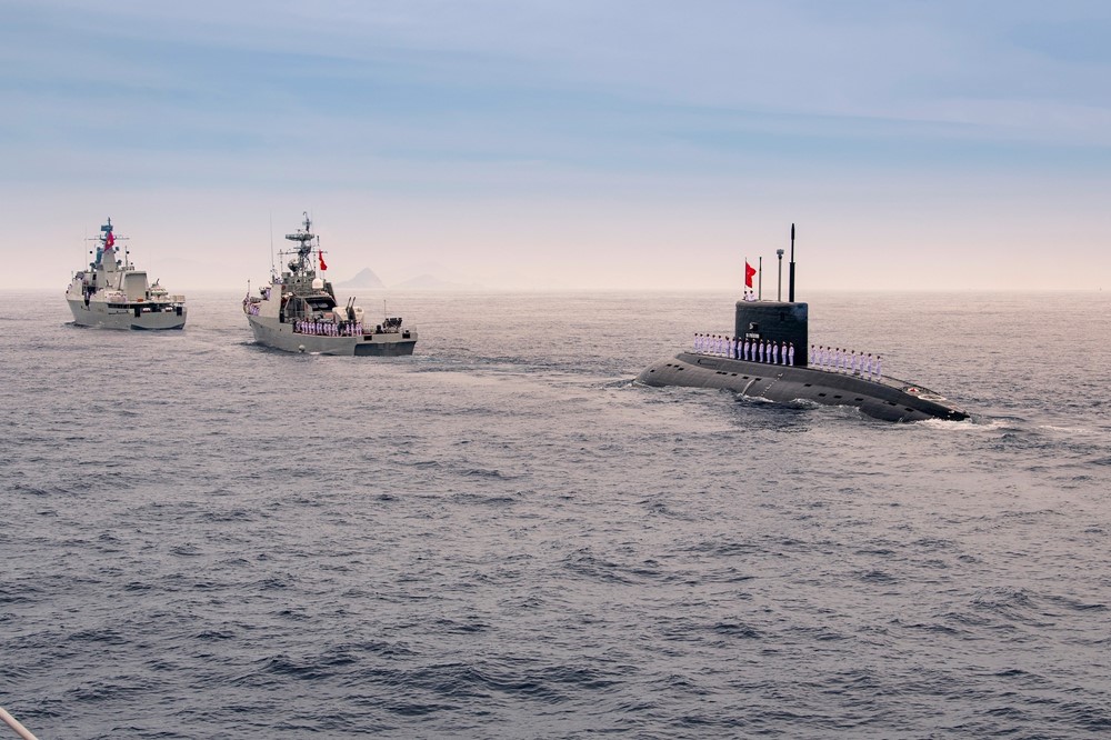 Lần đầu tiên trong lịch sử: Dàn tàu ngầm, tàu hộ vệ tên lửa diễu binh rẽ sóng, xé gió uy nghi trên biển - ảnh 11